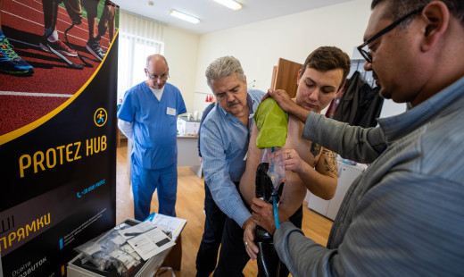 Американські фахівці відвідали Україну, щоб встановити пораненим українцям функціональні протези 