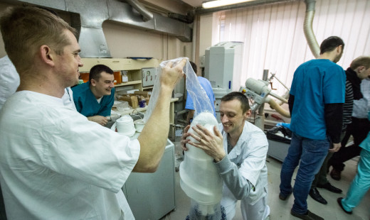 ukrainian prosthetists working in the lab